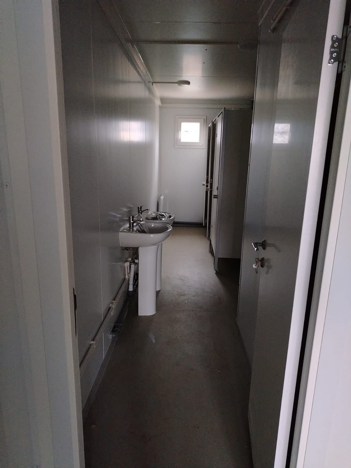 Комплекс из двух модульных офисов без общей кровли